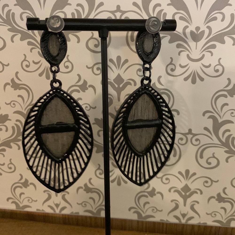 4/$20 HP ❤️NIP Wooden Hallow Leaf Drop Earrings - Picture 2 of 2